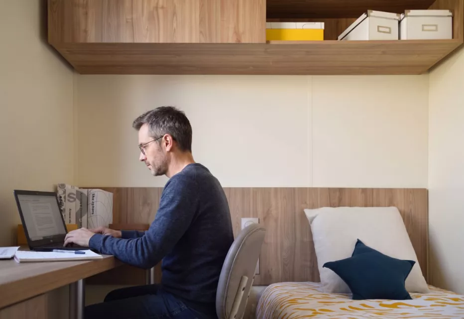 Télétravail en mobil-home : IRM Habitat transforme une chambre en bureau