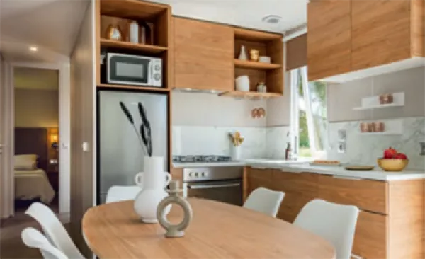 <p><a href="https://www.guidedumobilhome.com/guide/acheter/equipements-mobil-home-neuf">Quels sont les frais en plus du prix affich&eacute; d'un mobil-home ?</a></p>
