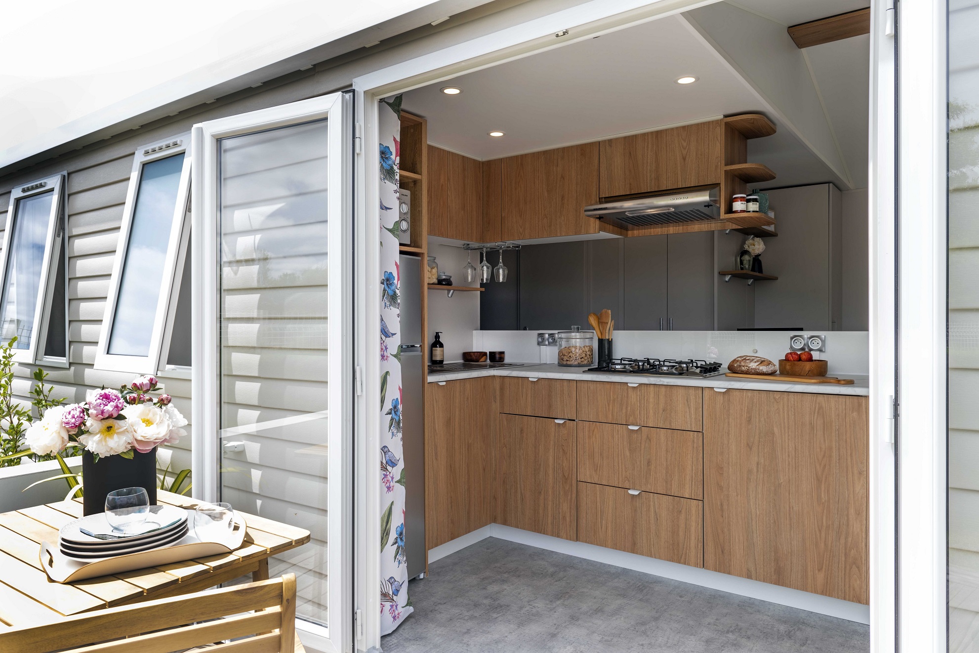 Cuisine mobil home ouverte vers terrasse